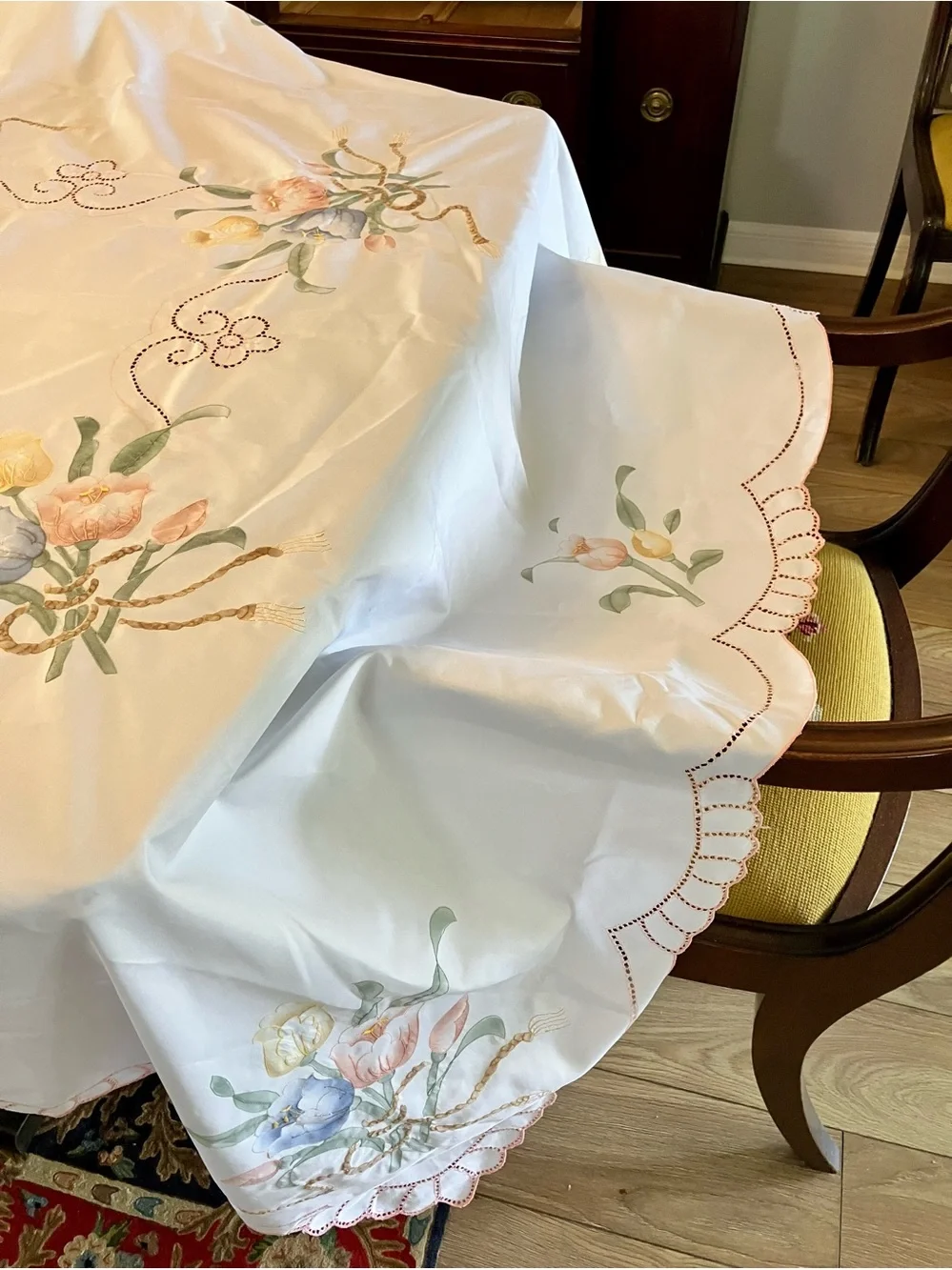 Vintage Extra Large White Scalloped Floral Motif Tablecloth, Excellent Condition